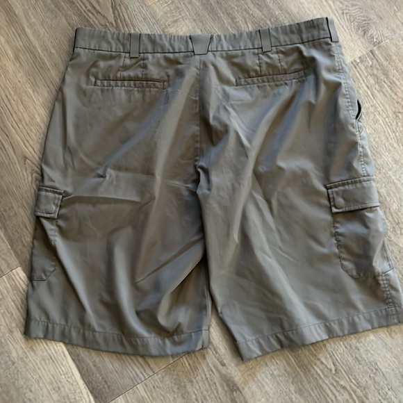 Nike Dri-Fit Men’s Golf cargo shorts, size 40, olive green. - Picture 5 of 5